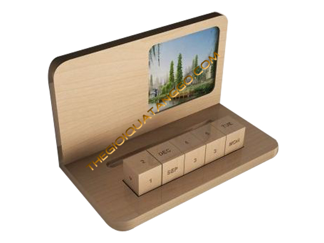 Lịch gỗ để bàn và bức tranh nhỏ