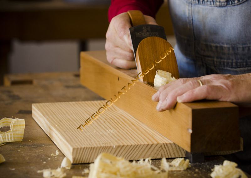 Chất liệu gỗ làm lịch gỗ tết xuân mậu tuất